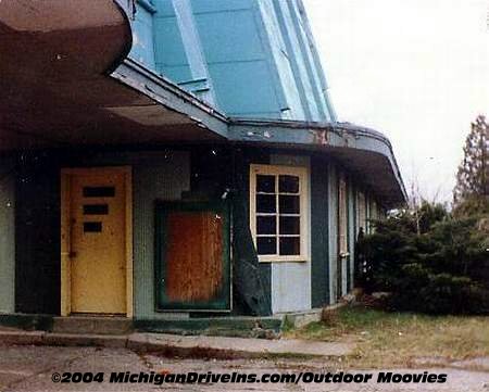 Crest Drive-In Theatre - Crest Screen 1990 Courtesy Darryl Burgess-Outdoor Moovies